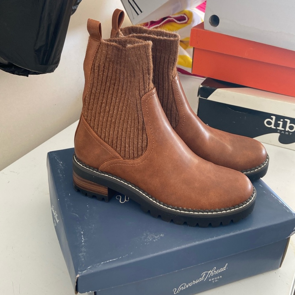 Universal tread boots used one time size 8